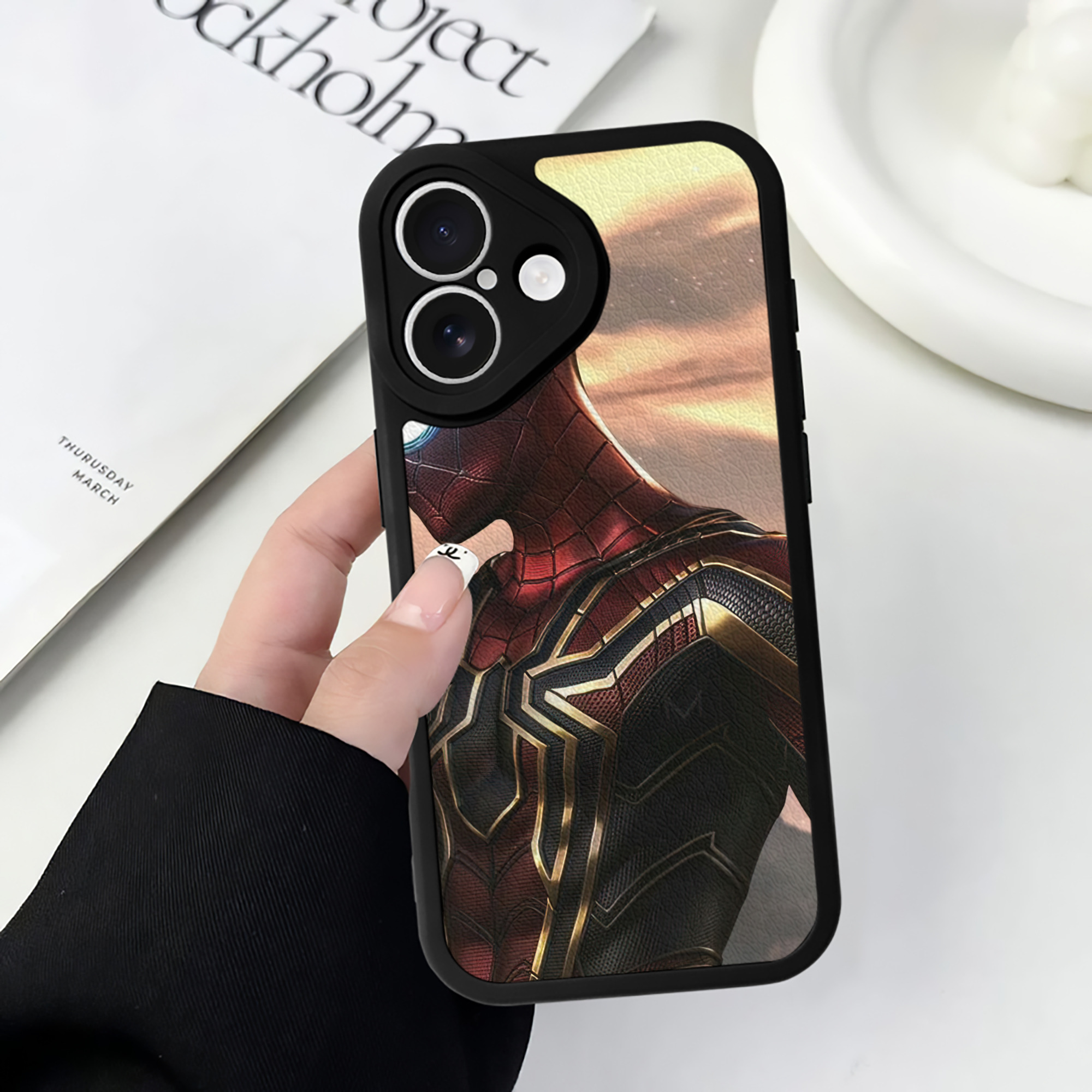 （画像用） Spider Man スパイダーマン 【iPhone 16シリーズ対応】シリコンスマホケース（レザー調） 材質：シリコン